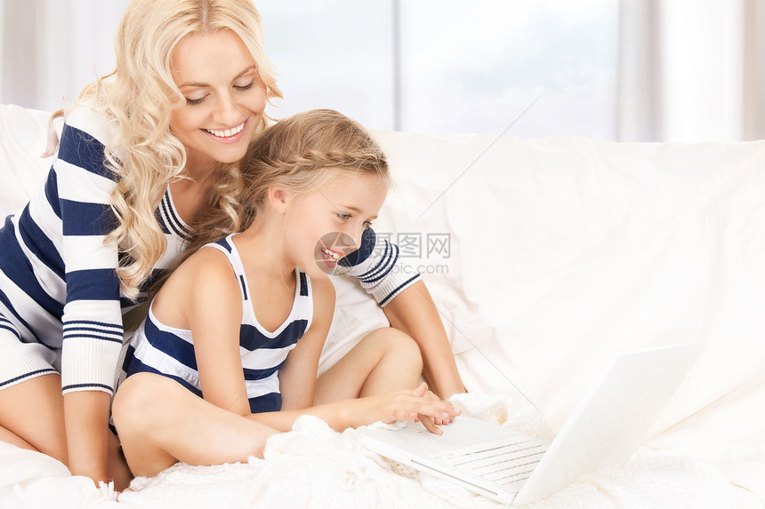 使用笔记本电脑的幸福母亲和孩子互联网女士童年父母购物微笑技术女儿家庭女孩图片