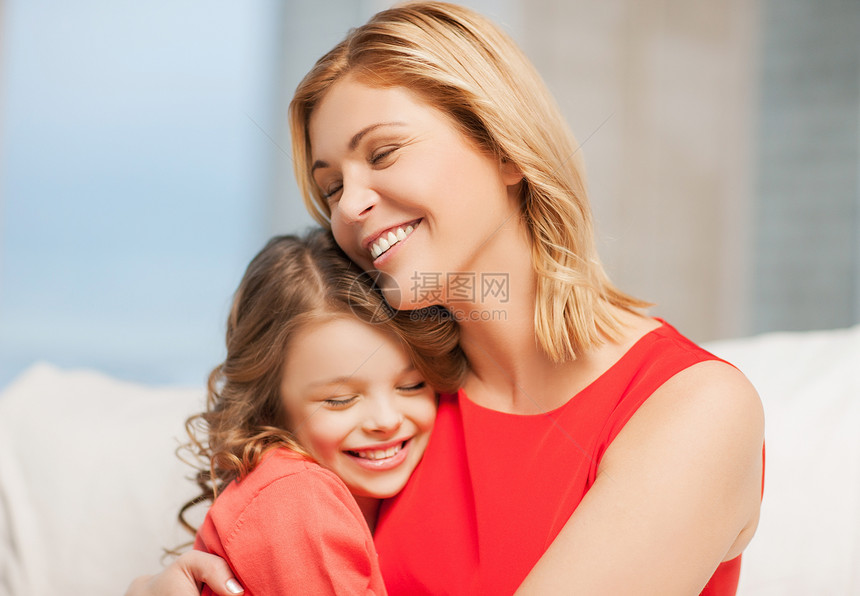 母亲和女儿房子女性房间微笑拥抱女士孩子成人青少年青春期图片