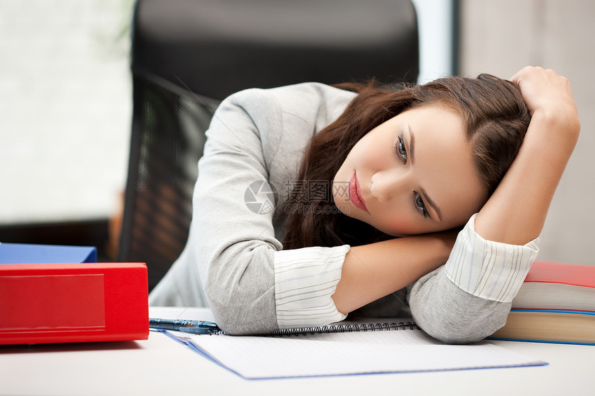 桌子后面无聊又累的女人压力沉思经理老师员工思维商务人士商业教育图片
