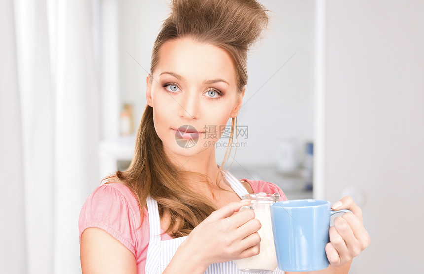 带牛奶和杯子的家庭主妇蓝色女孩食物妻子家务围裙管家早餐女性烹饪图片