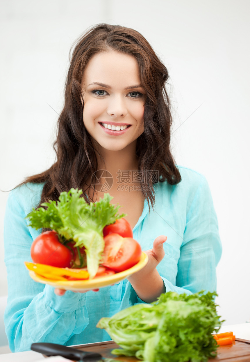 女用蔬菜在厨房里妻子早餐维生素营养食物桌子快乐蔬菜烹饪家庭主妇图片