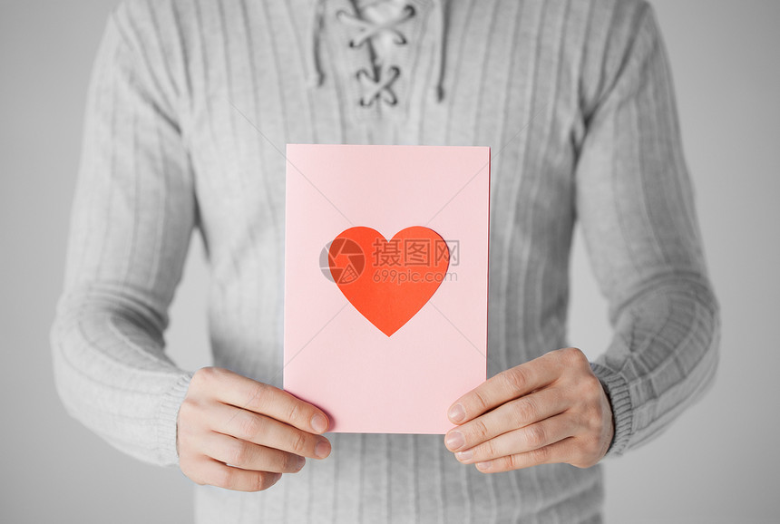 男子持有明信片 心脏形状妈妈们周年导游卡片生日婚礼展示丈夫服务插图图片