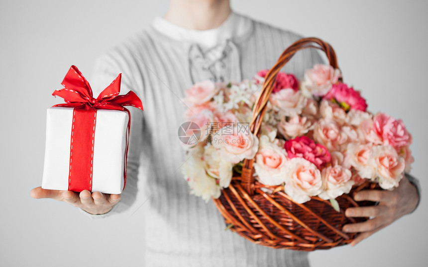 男人拿着满篮子的鲜花和礼品盒惊喜纪念日花店周年丈夫盒子植物群男朋友园丁花束图片