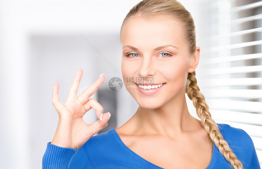 妇女显示OK符号协议微笑手指女孩手势金发女郎女性成功商务人士图片