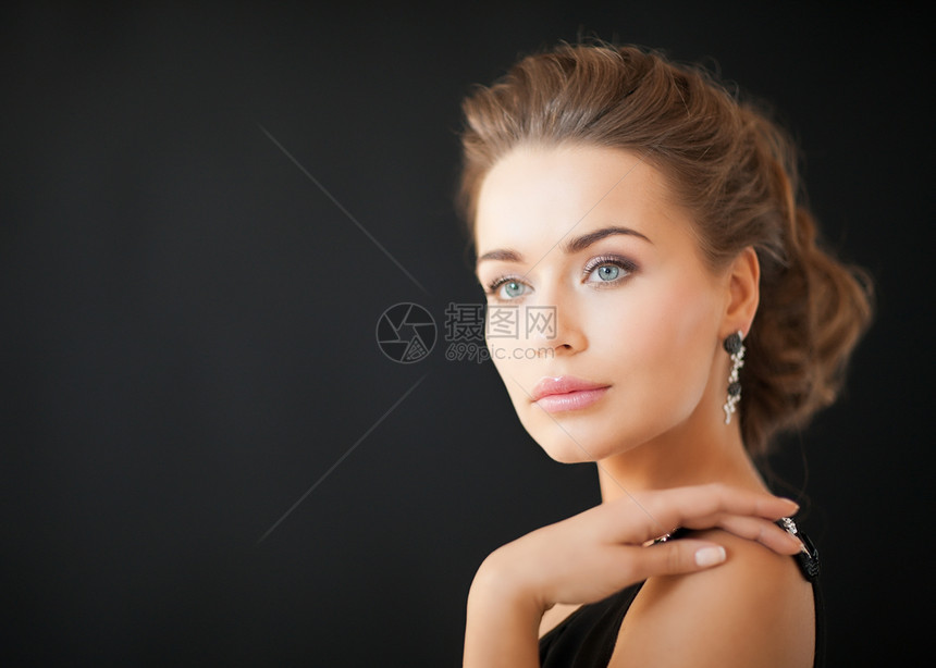 戴钻石耳环的妇女配件奢侈品贵宾成员广告特权魅力女性石头首饰图片