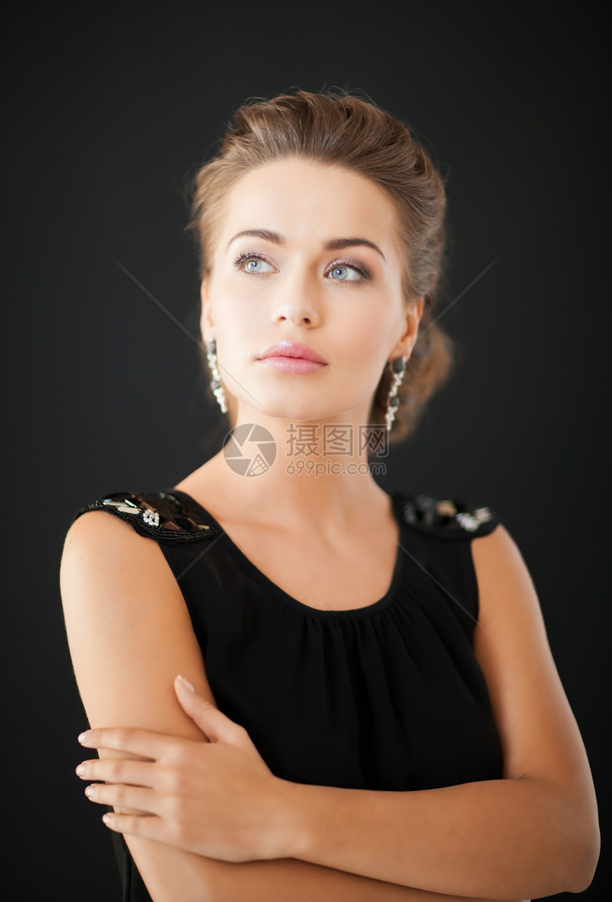 戴钻石耳环的妇女魅力石头派对首饰女性宝石俱乐部广告社会特权图片