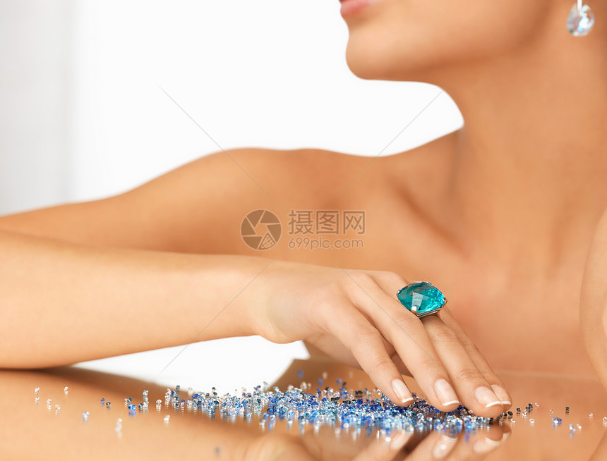 镜子上的鸡尾酒戒指反射耳环蓝色石头配件广告水晶钻石珠宝首饰图片