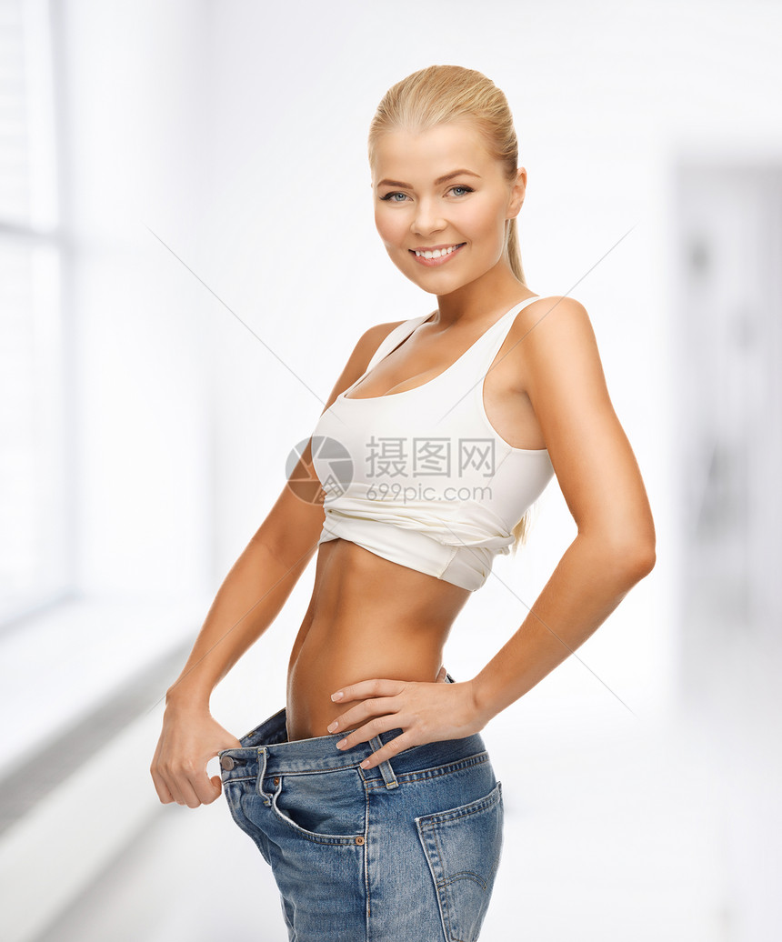 穿着大裤子的运动妇女组织腰围橘皮饮食尺寸福利微笑腰部女孩身体图片