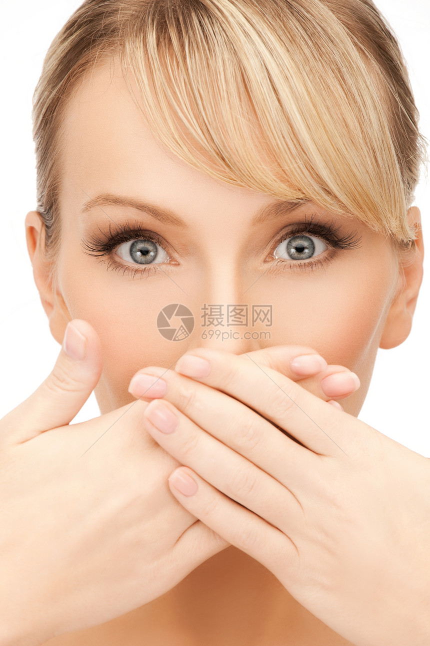 女人用口罩着她的嘴疾病治疗牙医手势皮肤呼吸女孩化妆品金发女郎牙科图片