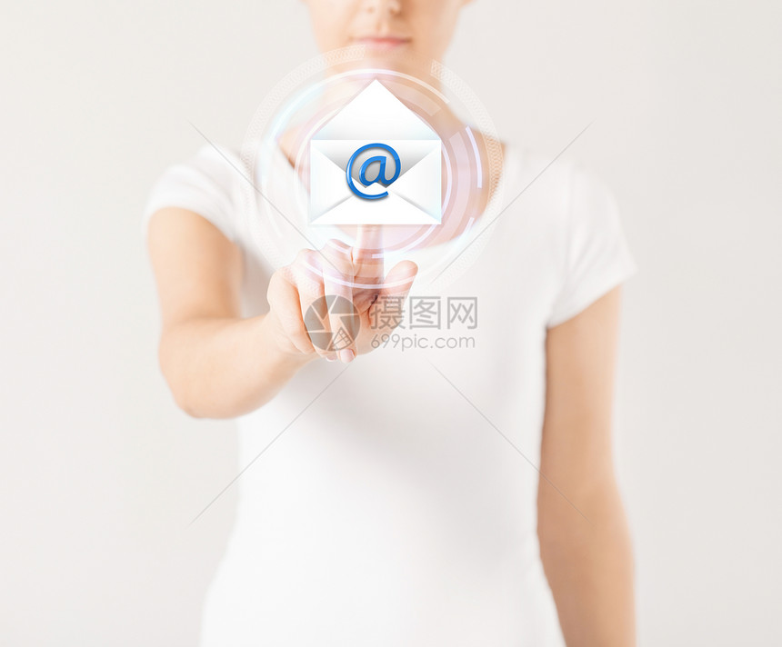 女性用电子邮件图标按下虚拟按钮互联网传感器信封触摸屏技术界面衬衫流行音乐通讯网络图片