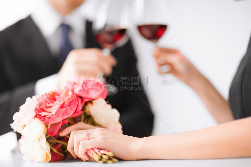 配有葡萄酒杯的订婚夫妇礼物庆典新娘夫妻周年珠宝花束眼镜男人钻石图片
