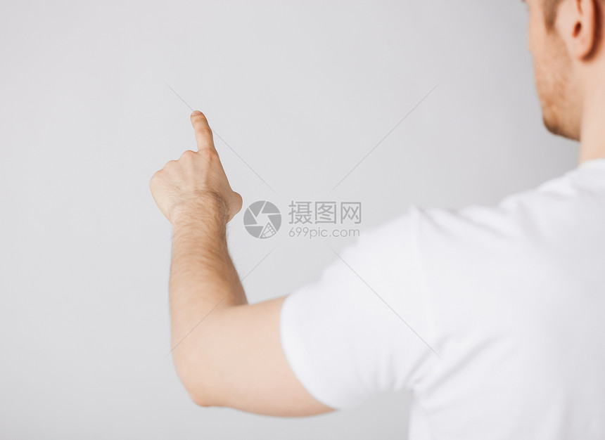 男人用手指着什么东西展示导航技术警报纽扣风险注意力手臂禁令男性图片