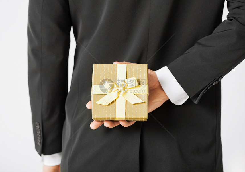 手持礼品盒的男子套装生日首饰礼物纪念日婚礼婚姻礼物盒周年惊喜图片