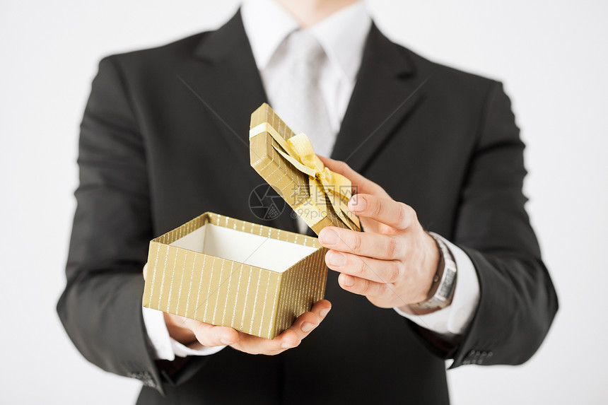 手持礼品盒的男子男人购物纪念日惊喜首饰纸板婚姻珠宝盒子庆典图片
