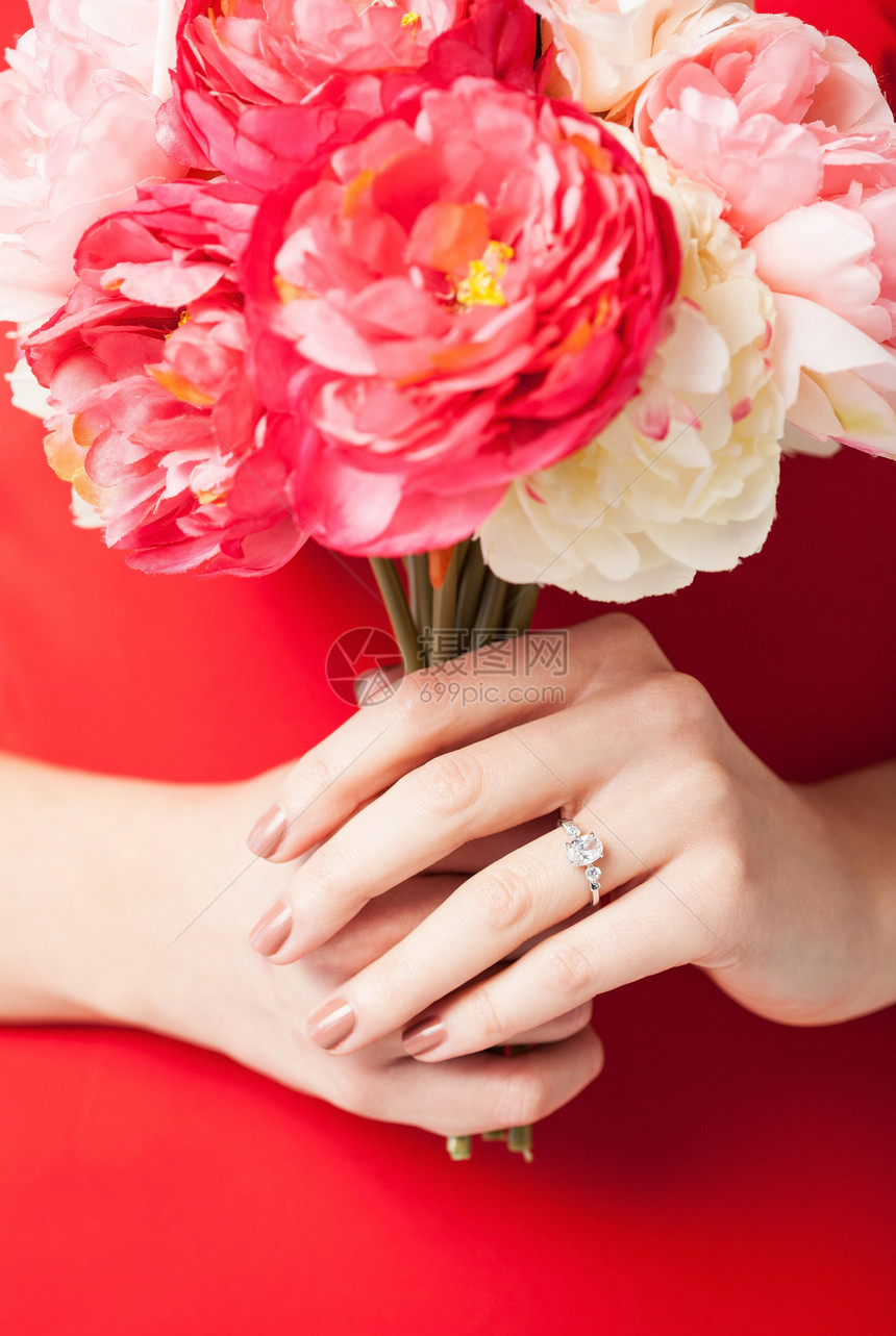 手戴鲜花和戒指的妇女新人周年珠宝宝石订婚已婚礼物花朵纪念日牡丹图片