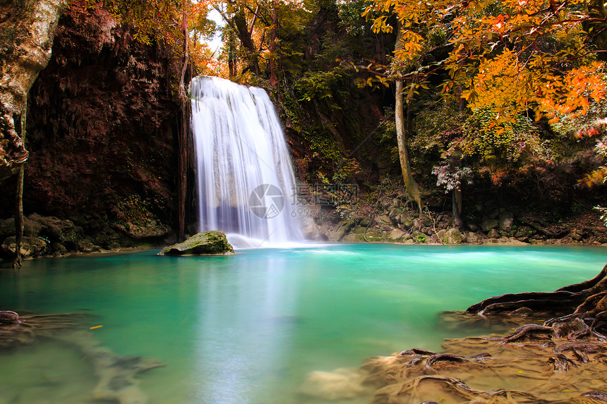 秋秋瀑布荒野公园绿色蓝色瀑布风景旅行流动黄色石头图片