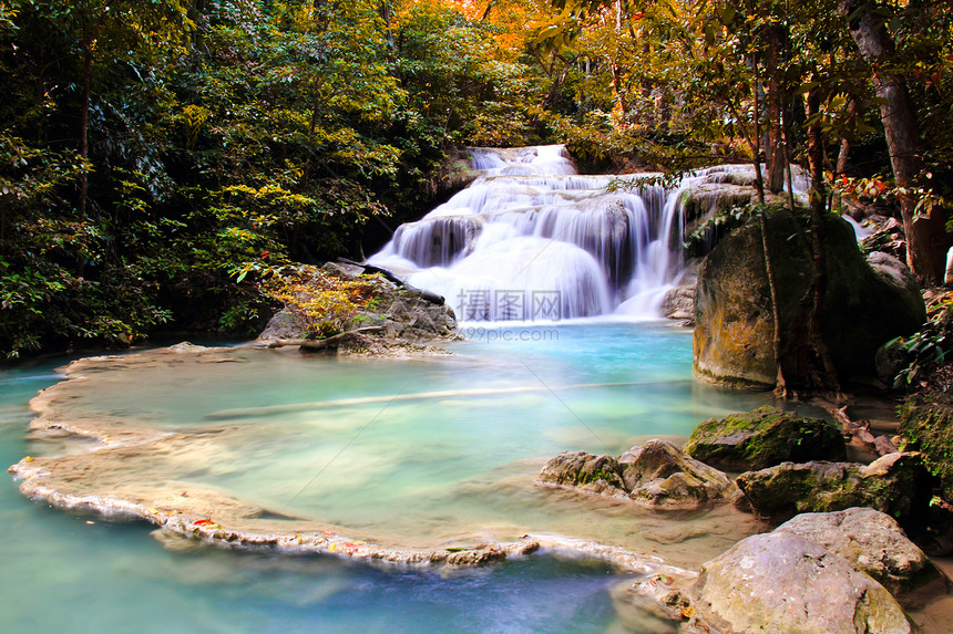 秋秋瀑布季节叶子旅行岩石瀑布蓝色绿色公园流动黄色图片