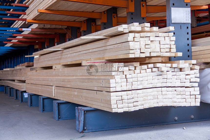 存放在仓库中的木制面板建筑建造零售货架工业镶板资源销售量木工工厂图片