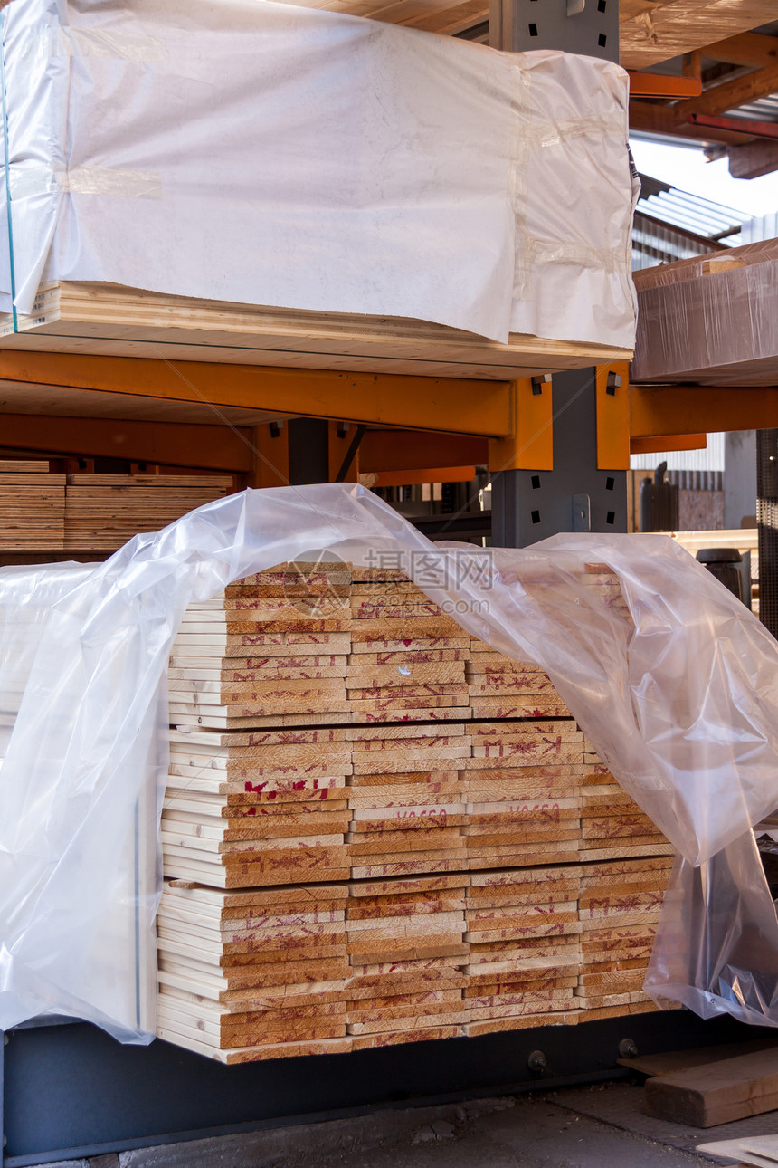 存放在仓库中的木制面板商业货架硬木床单镶板建筑工业建造材料生产图片