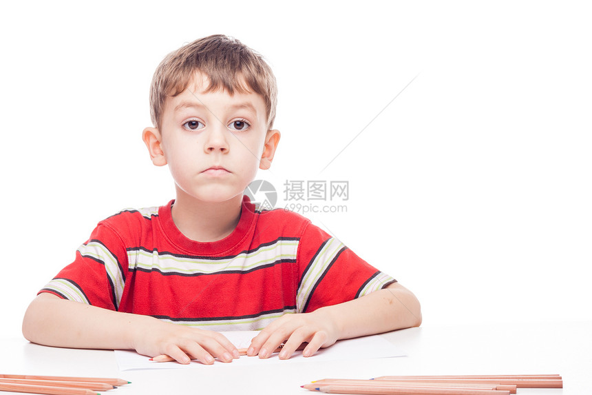 餐桌上的男孩学校学习乐趣知识工作室童年桌子白色青年瞳孔图片