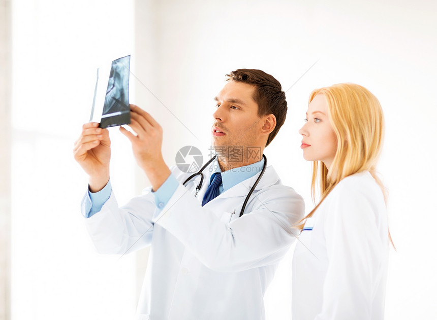 两名看X光的医生援助x光护士女士卫生讨论医疗扫描照相实习生图片