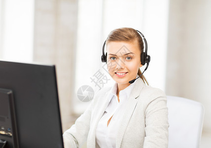 友好女性求助热线接线员技术女士微笑电脑办公室耳机中心顾问代理人聊天电话高清图片素材