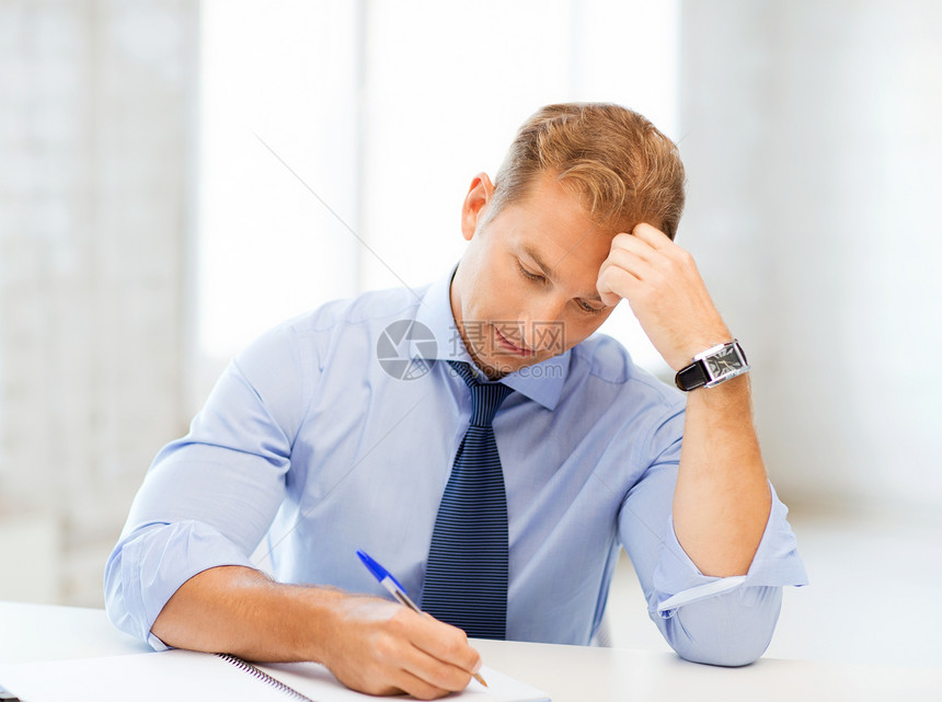 商务人士以笔记本写作老师沉思工人男性统计报告手表商业企业家工作图片