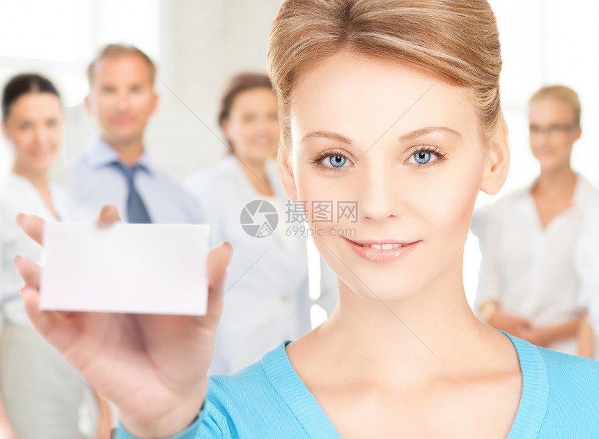 拥有空白商业或名卡的妇女团队人士职员打印折扣顾客微笑地址塑料工人图片