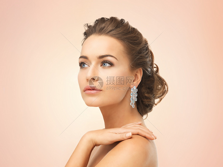 妇女佩戴闪亮的钻石耳环首饰广告女孩耳朵富裕水晶宝石奢侈品女性配件图片
