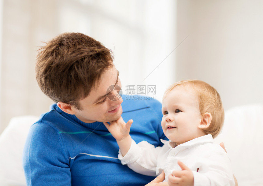 快乐的父亲与可爱的宝宝孩子们长椅压痛男生婴儿育儿童年父母幸福闲暇图片