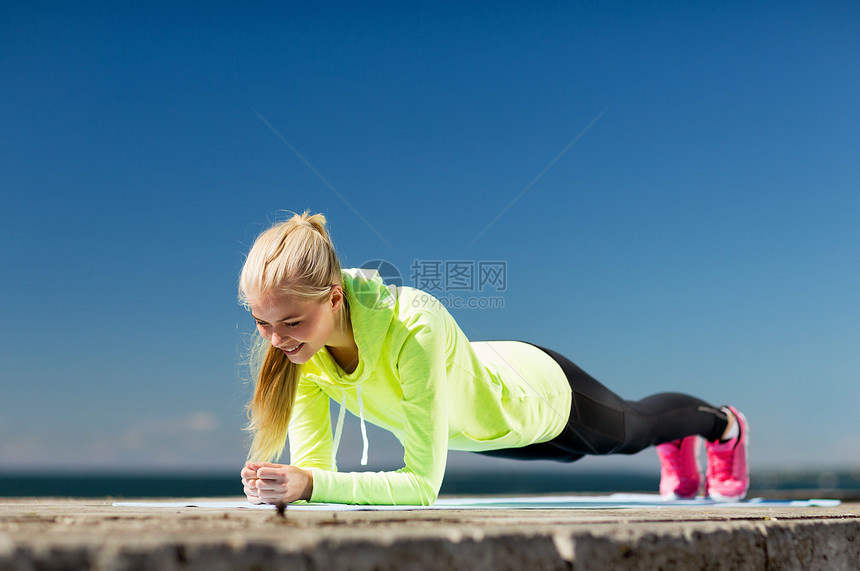 妇女户外运动城市运动员训练耐力肌肉女孩俯卧撑减肥竞技运动装图片