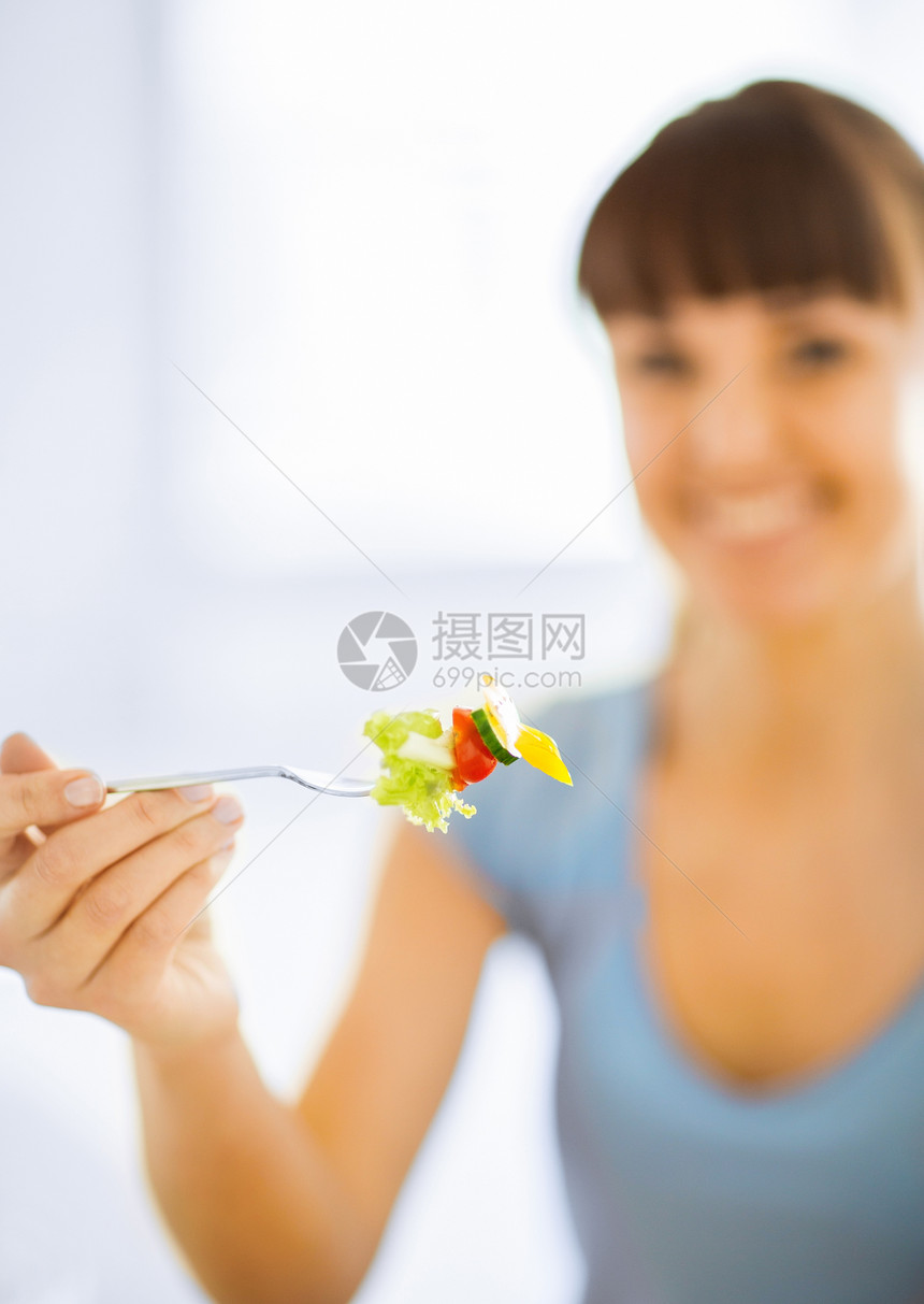 手握蔬菜叉子的女子早餐奉献沙拉营养女孩食物重量饮食青菜烹饪图片