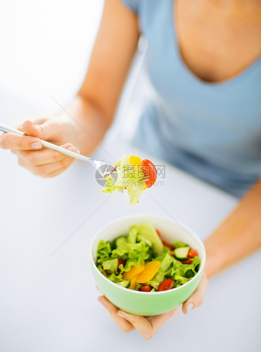 妇女与蔬菜一起吃沙拉营养胡椒损失重量饮食早餐女性维生素奉献辣椒图片