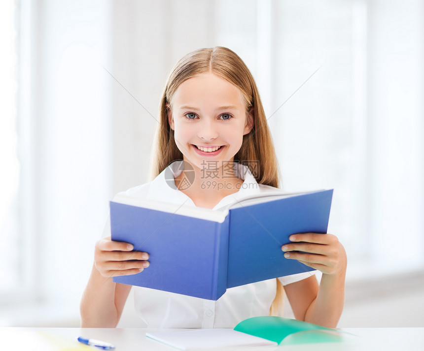 在校女生学习和阅读读物微笑学校女学生女孩班级知识学生图书馆青春期学者图片