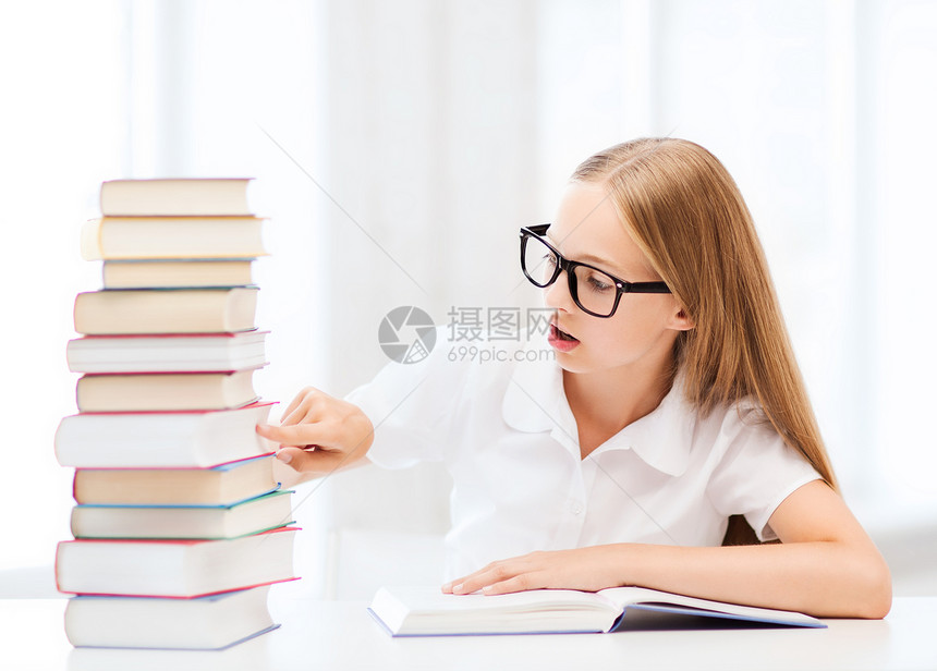 在校女生学生人数女小学生测试童年阅读青春期知识女学生教科书图书馆学者图片