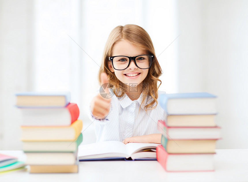 在校女生学生人数女手势学校图书阅读童年微笑测试幼儿园教科书眼镜图片