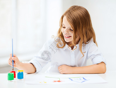 在学校的小女孩绘画孩子童年课堂艺术幼儿园学习班级房子染色家庭成套工具高清图片素材