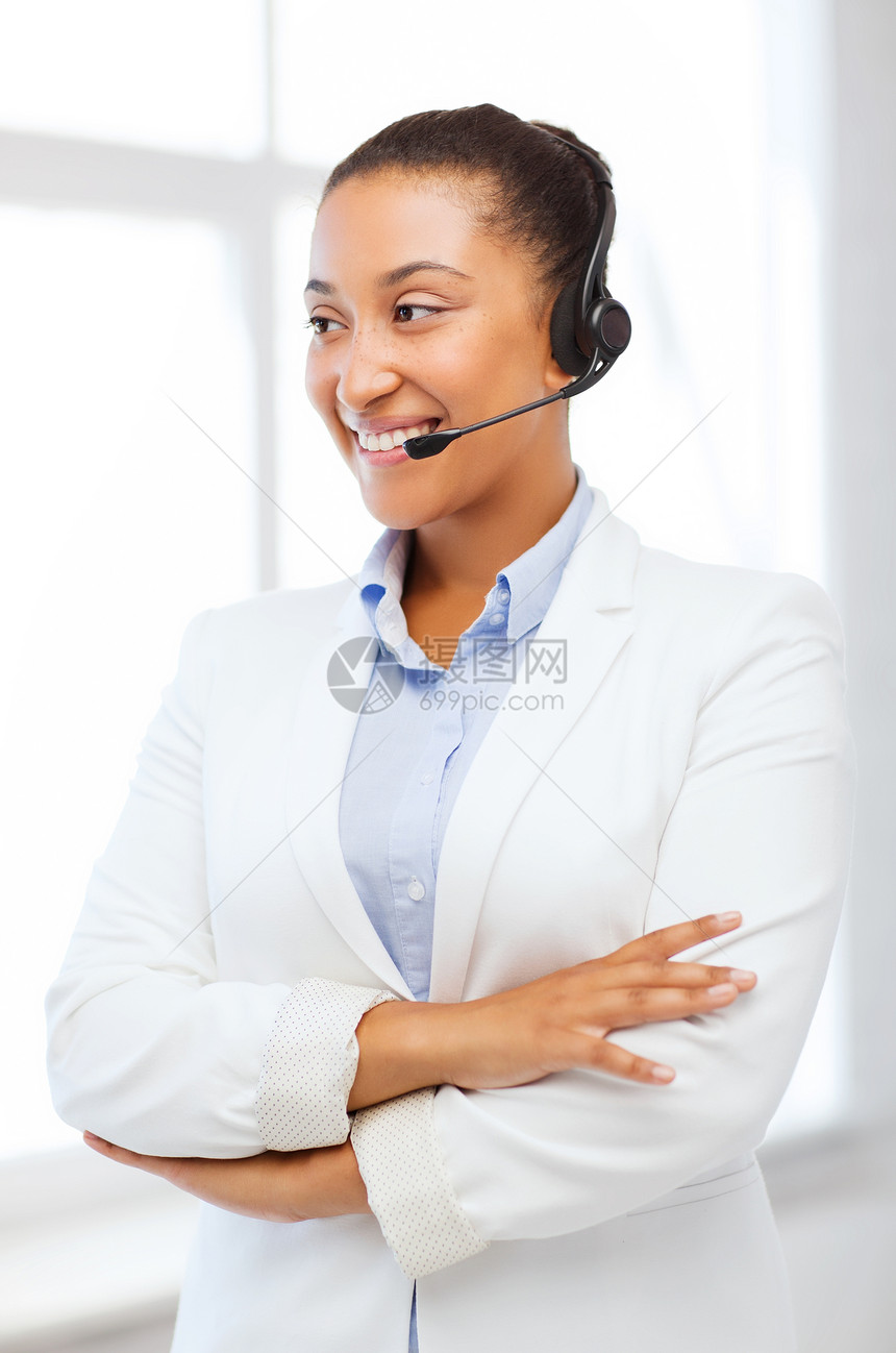 非洲有耳机的非洲求助热线接线员通讯秘书工人女性麦克风电话女孩代理人帮助微笑图片