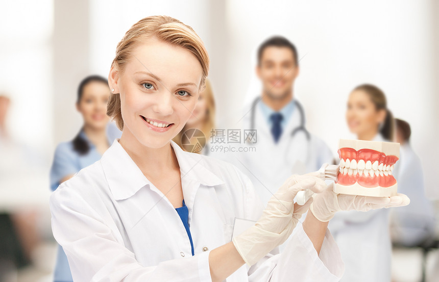 有大下巴和牙刷的医生专家治疗医院诊所牙医美白牙齿药品手套搪瓷图片