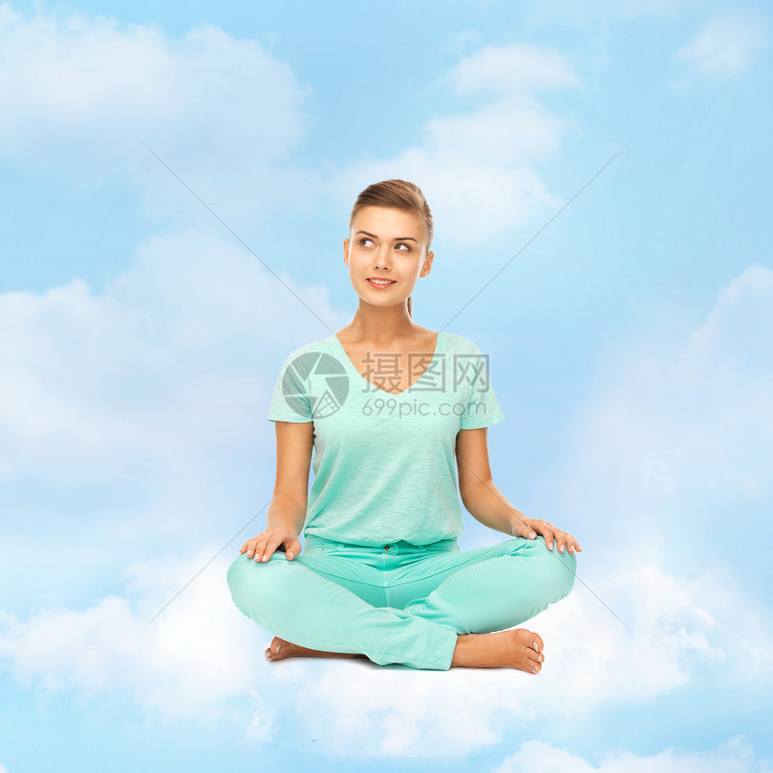 女孩坐在莲花的姿势和冥想中平衡冒充女士身体自由专注天空学生沉思力量图片