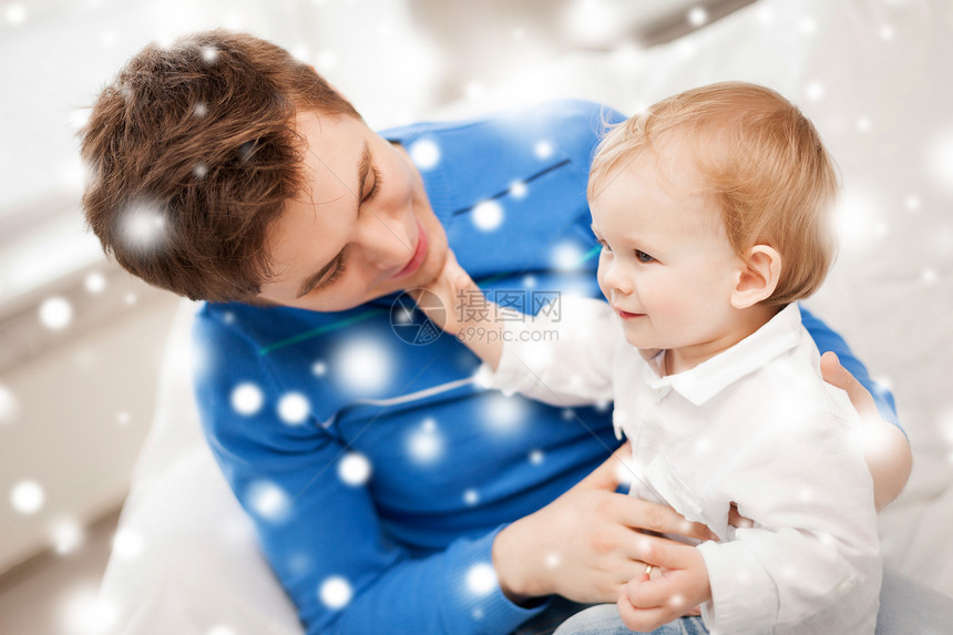 快乐的父亲与可爱的宝宝拥抱微笑儿子压痛父母身份爸爸女儿雪花婴儿图片