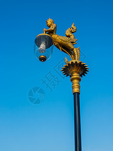 路灯杆蓝色天空下美丽的灯光金子活力路灯文化灯杆艺术建筑学传统酒店中心背景