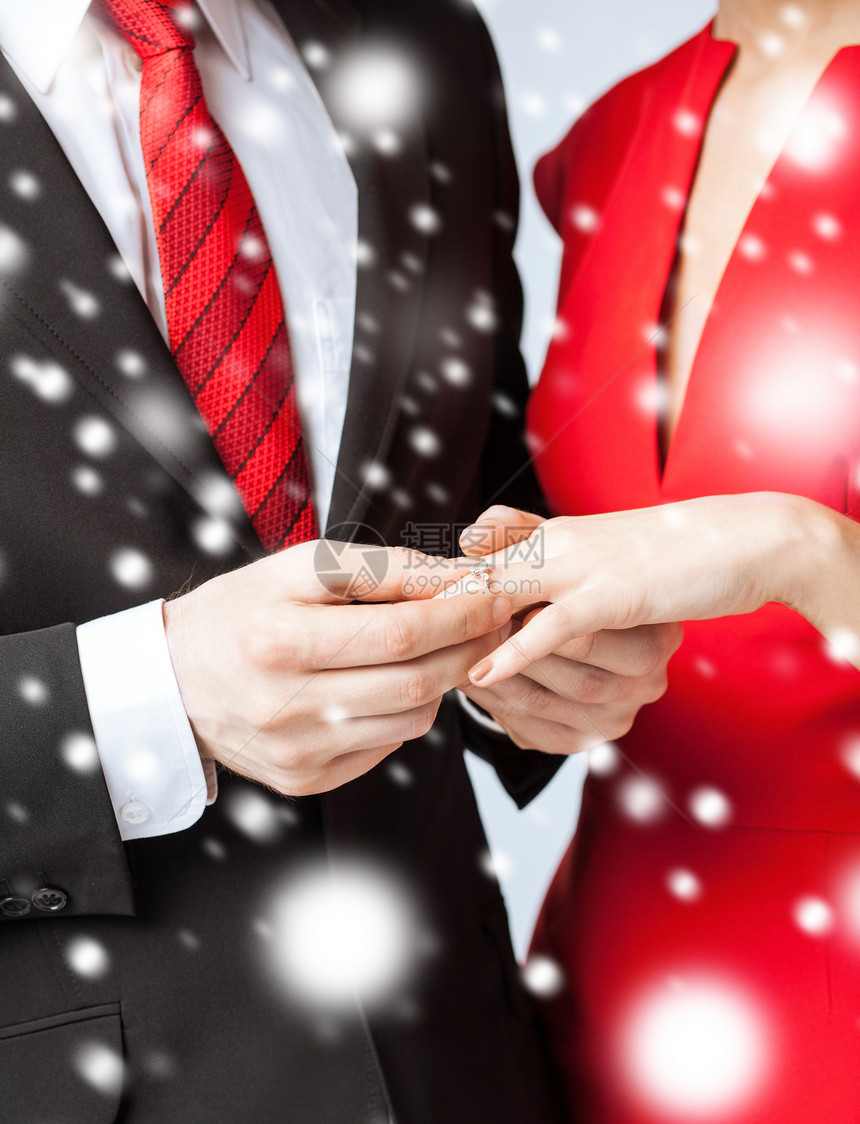 男人把结婚戒指戴在女人手上情怀珠宝婚姻已婚订婚钻石雪花展示妻子惊喜图片