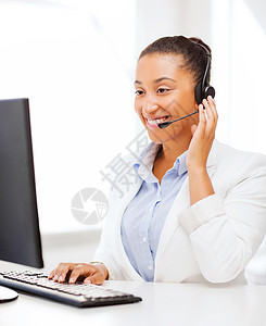 非洲女性求助热线接线员手机女士中心顾客麦克风工人服务台咨询顾问电脑客户高清图片素材