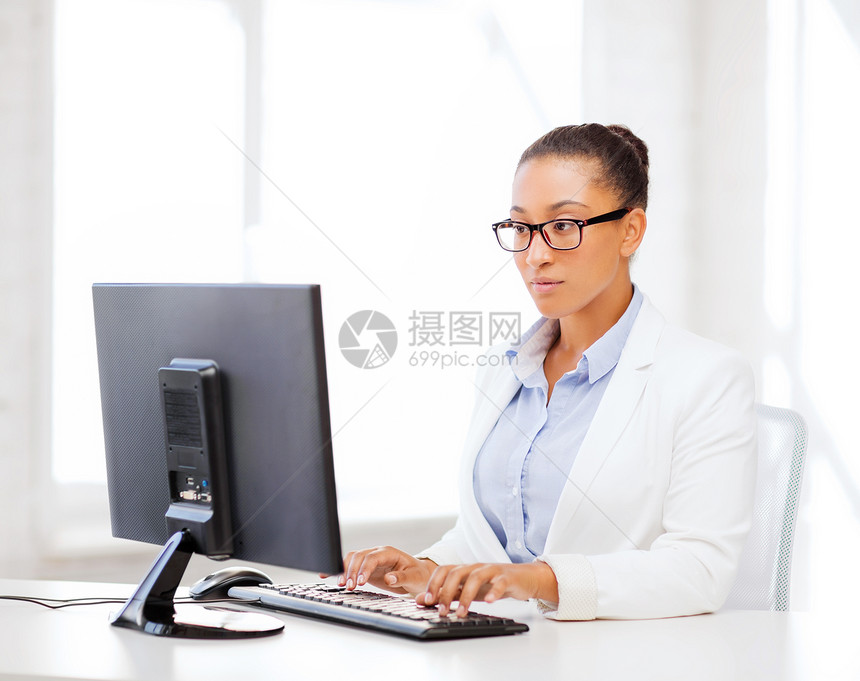 拥有计算机在办公室的非洲商业女商务人士工人女孩律师人士监视器眼镜女性员工学习经理图片