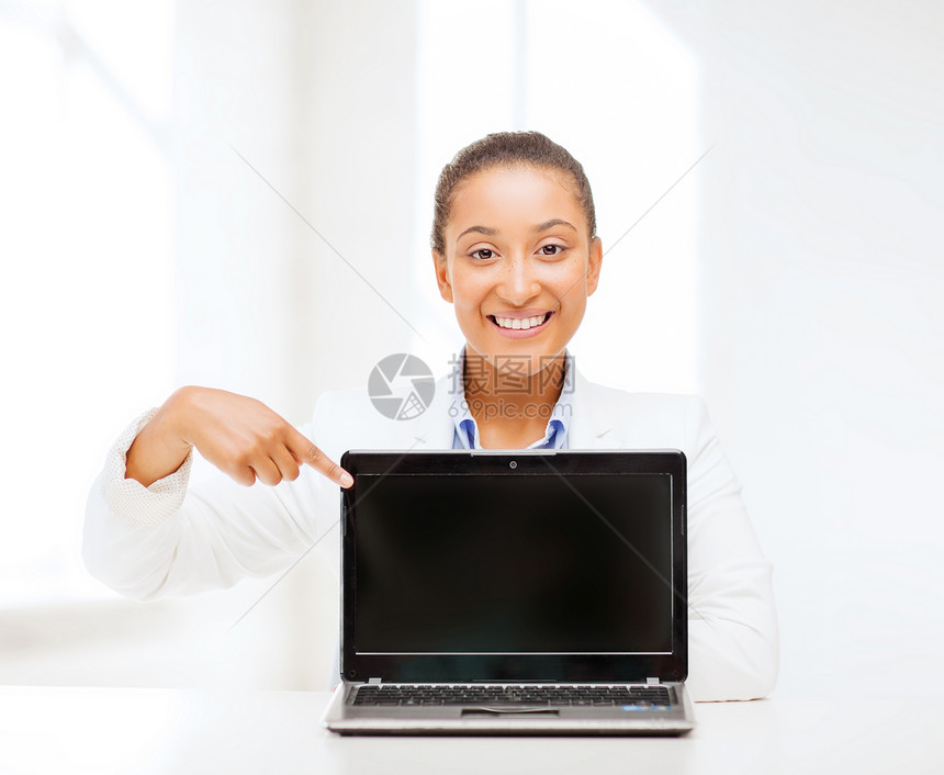 带笔记本电脑的微笑着的妇女广告互联网读者商务展示学生技术校园大学办公室图片