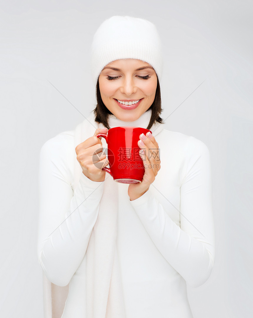 戴着红茶或咖啡杯帽的妇女毛衣季节幸福香气羊毛女性快乐围巾女孩微笑图片