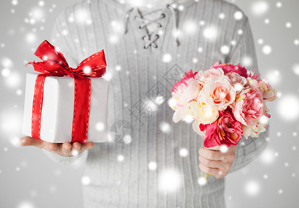 拥有鲜花和礼品盒的男子花朵纪念日服务惊喜妈妈们玫瑰礼物问候语展示丈夫丝带高清图片素材