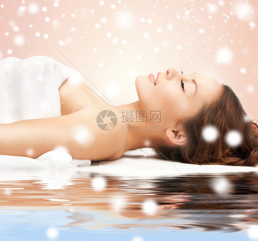 睡在按摩台的洗浴沙龙里的女人毛巾客厅皮肤药品中心身体桌子程序水疗治疗图片