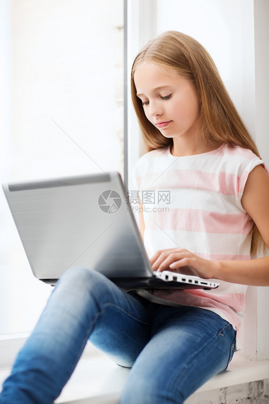 学校有手提笔记本电脑的女孩冲浪童年家庭作业孩子技术学者桌子玩家瞳孔青少年图片